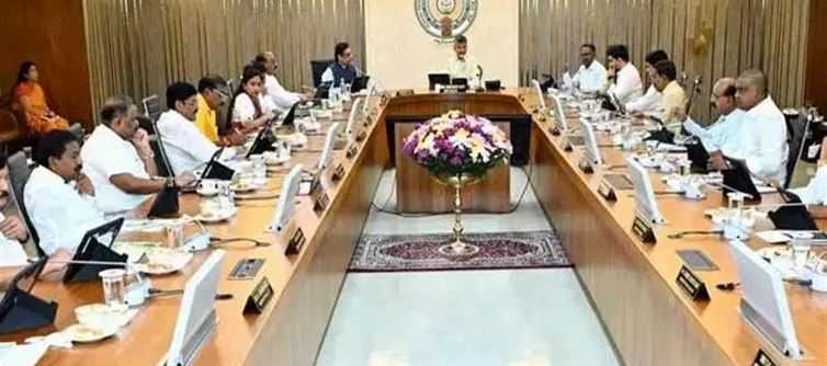 ఏపీలో బిగ్ హాట్ టాపిక్‌గా ఆ మంత్రులు తీరు.. ?
