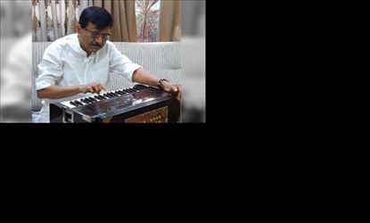 “मला डाऊट होताच यांना मी प्लॅटफॉर्मवर पेटी वाजवताना पाहिलं होतं” - निलेश राणे