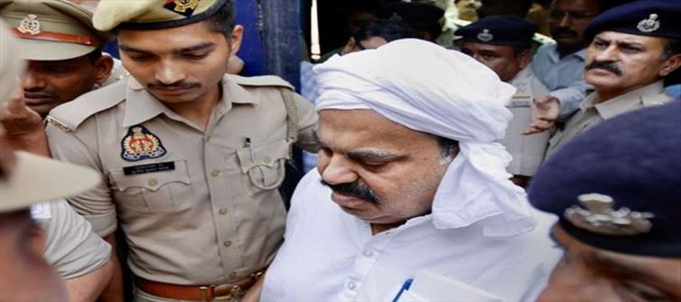 सड़क मार्ग से लगभग 24 घंटे की यात्रा के बाद गैंगस्टर अतीक अहमद यूपी की नैनी जेल पहुंचा