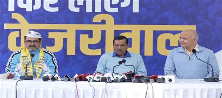 प्रसिद्ध शिक्षक अवध ओझा अरविंद केजरीवाल की उपस्थिति में आम आदमी पार्टी में शामिल हुए