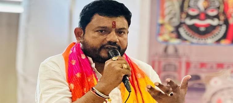 गोमूत्र पिलाकर ही लोगों को गरबा पंडालों में दें एंट्री: बीजेपी नेता