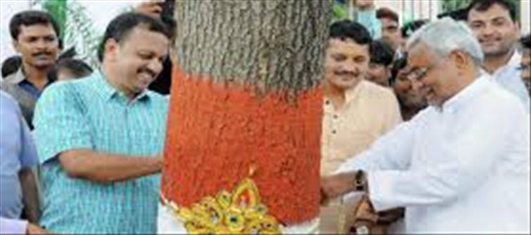 CM Nitish Kumar tied Rakhi to trees, planted saplings!!!