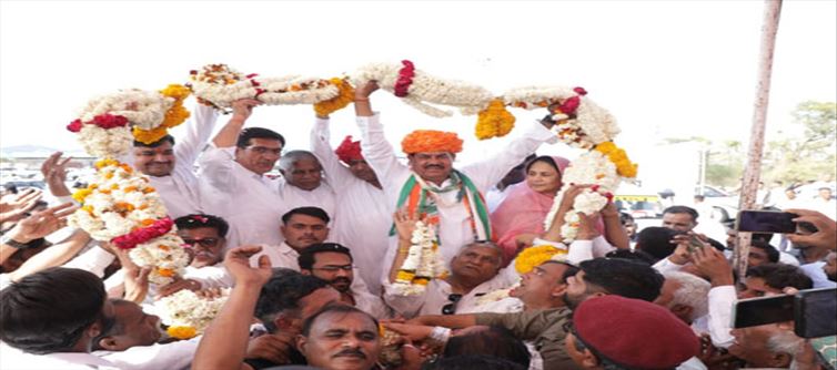 Congress candidate Udaylal Anjana received warm welcome at Chittorgarh