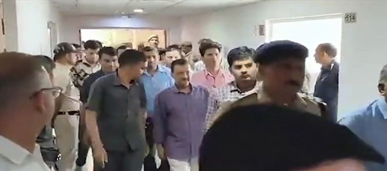 Video of CM Arvind Kejriwal surfaced while going to court?