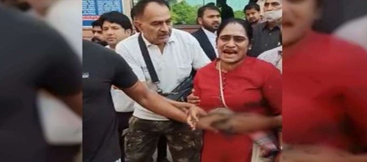 दिल्ली के साकेत कोर्ट में फायरिंग, महिला घायल, वकील के भेष में शूटर