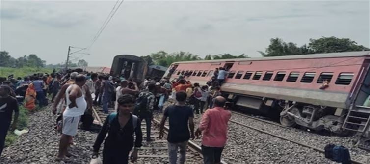 उत्तर प्रदेश के गोंडा में डिब्रूगढ़ एक्सप्रेस पटरी से उतरी; 4 मरे, 20 घायल