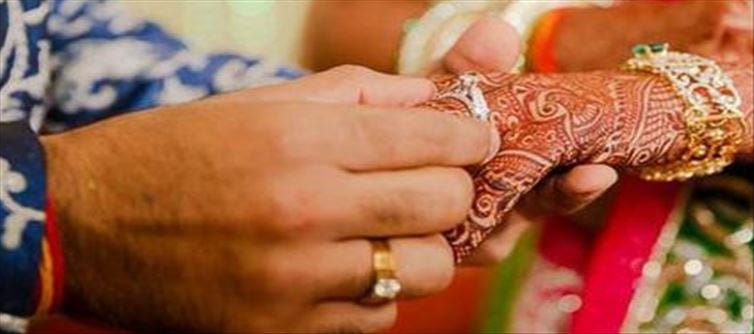 స్నేహితుడి ఎంగేజ్మెంట్.. ఫ్రెండ్స్ ఇచ్చిన గిఫ్ట్ తో అందరు షాక్?