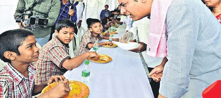 From hot idlis to puri, Telangana Students binge on breakfast