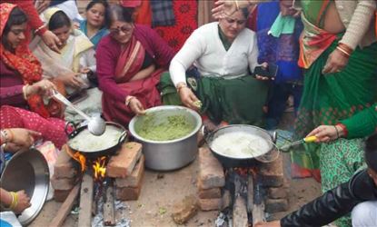 ग्वालियर: महंगाई के खिलाफ महिलाओं का अनूठा प्रदर्शन, बीच सड़क पर चूल्हा लगाकर तले पकोड़े