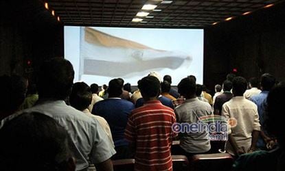 தேசிய கீதம் இசைத்தபோது எழுந்து நிற்காதவர்களுக்கு அடி, உதை.. சென்னை தியேட்டரில் பரபரப்பு