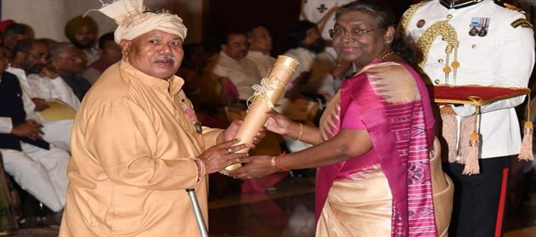 नक्सली धमकियों के बीच पारंपरिक चिकित्सा व्यवसायी हेमचंद मांझी पद्मश्री लौटाएंगे