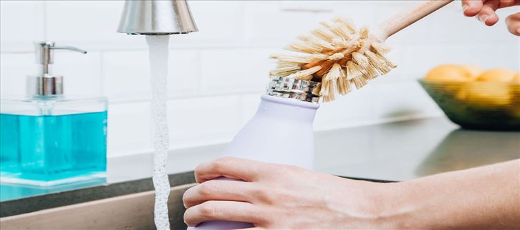 Here are 3 simple tips to clean the inside of your water bottle..!