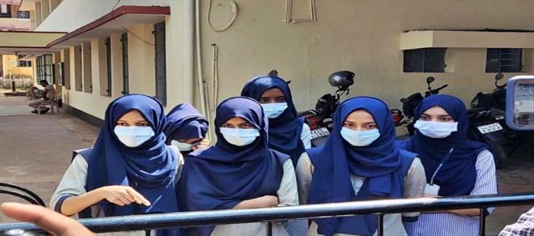 कर्नाटक उच्च न्यायालय ने कहा उसके अंतिम आदेश तक छात्रों को किसी भी धार्मिक प्रतीक की अनुमति नहीं है।