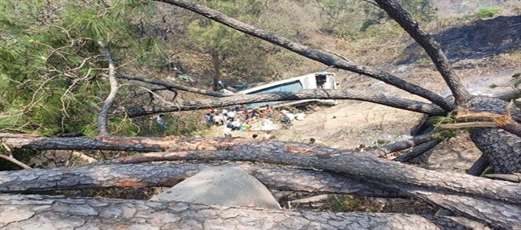 जम्मू: बस खाई में गिरने से 20 तीर्थयात्रियों की मौत, 40 घायल