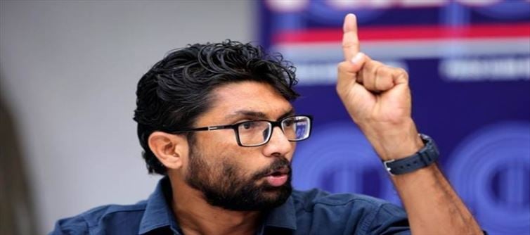 असम के सीएम पीएम मोदी और आरएसएस की अच्छी किताबों में आने की कोशिश कर रहे हैं: जिग्नेश मेवानी