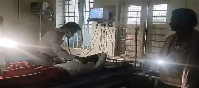 बिजली गुल होने पर कर्नाटक के डॉक्टर मोबाइल टॉर्च से करते हैं मरीज का इलाज
