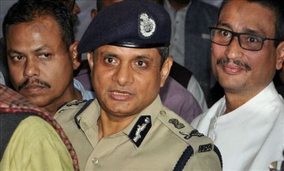 রাজীবের আইনজীবীর সওয়ালের মূল ফোকাসই ছিল, রাজ্য সরকারের সম্মতি ছাড়া বা রাজ্য সরকারকে না জানিয়ে কী ভাবে তাঁর বিরুদ্ধে গ্রেফতারি পরোয়ানা জারি করার আবেদন জানাচ্ছে সিবিআই? সিবিআই-র আইনজীবী কালীচরণ মিশ্র আদালতে সওয়াল করতে রাজীব কুমারের মামলাকে দাউদ ইব্রাহিমের সঙ্গে তুলনা করেন ।