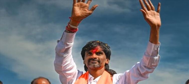 Manoj Jarange arrived in ambulance to cast his vote