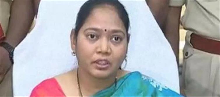 Mekathoti says she is not rebel, will sail with Jagan