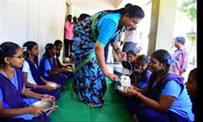 "జగనన్న గోరుముద్ద"ని తనిఖీ చేసిన ఎమ్మెల్యే రోజా, ఆపై విద్యార్థులకు భోజనం వడ్డించిన ఎమ్మెల్యే...!