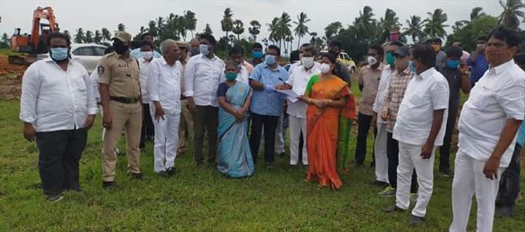 పేదలకు ఇచ్చే ఇళ్ల స్థలాలను పరిశీలించిన తానేటి వనిత ...!