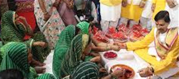 MP CM Mohan Yadav gives Rs 1,500 to sisters.