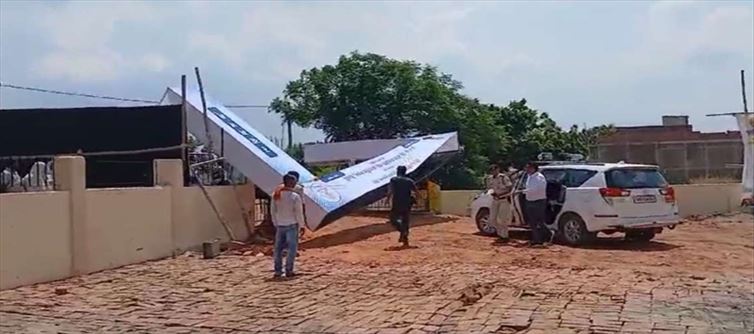 नीतीश कुमार की सुरक्षा में बड़ी चूक: पटना में बिहार सीएम के काफिले के सामने स्वागत द्वार गिरा