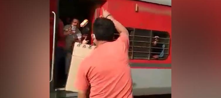 यूपी में रेलवे अधिकारी प्रवासियों पर बिस्कुट फेंकते और उन्हें गाली देते हुए कैमरे में हुआ कैद