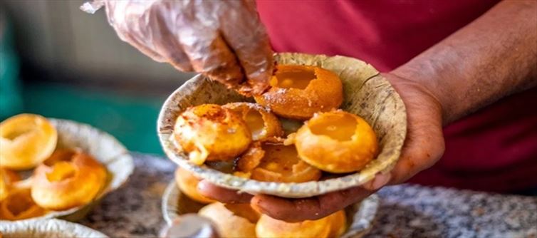 'पानी पुरी' तैयार करने के लिए टॉयलेट के पानी का इस्तेमाल करते पकड़ा गया वेंडर