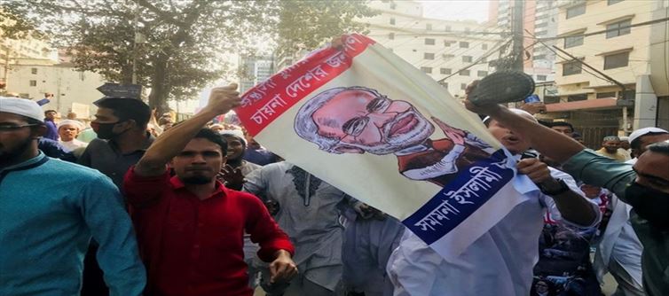 बांग्लादेश में पीएम मोदी के दौरे के खिलाफ प्रदर्शन कर रहे करीब 2000 छात्र