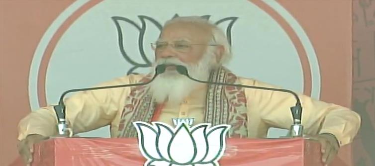 टीएमसी वाले भगवाधारियों और तिलक लगाने वाले को राक्षस कहते है