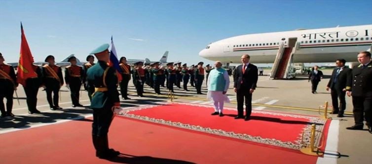 रूस पहुंचे पीएम मोदी, एयरपोर्ट पर रेड कार्पेट पर स्वागत, पुतिन के साथ डिनर