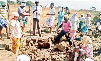 ప్రభుత్వం సంచలన నిర్ణయం... 35 లక్షల మంది కూలీలకు రోజుకు వెయ్యి రూపాయలు...?