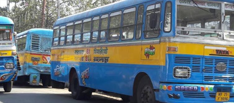 রাস্তায় হাতো গোনা বাস