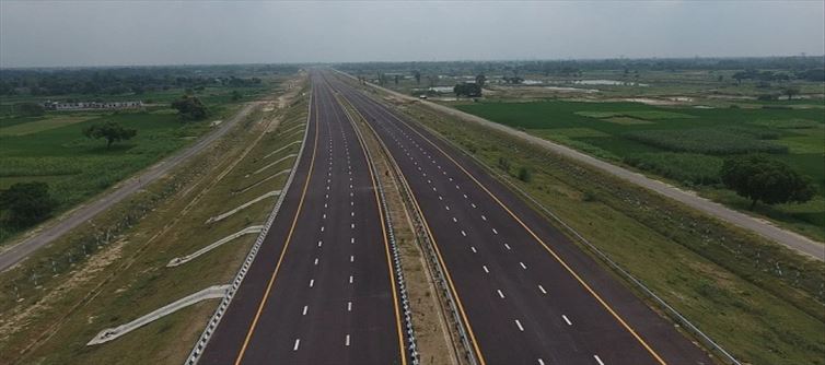 पूर्वांचल एक्सप्रेस-वे पर वायुसेना के सुखोई-30 और मिराज 2000 ने की लैंडिंग