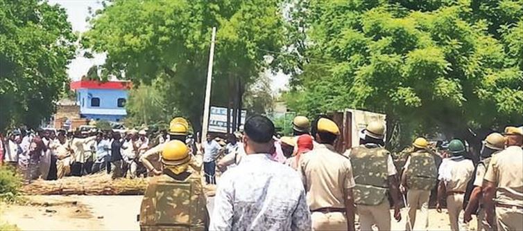 Ruckus in Jalgaon, stone pelting between two groups!
