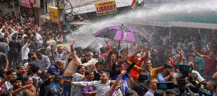 शिमला मस्जिद विवाद: भारी विरोध प्रदर्शन, हिमाचल पुलिस ने किया लाठीचार्ज
