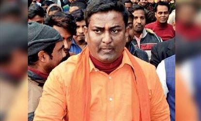 পুলিশের বিরুদ্ধে মারধর ও পুলিশের গাড়ি জ্বালিয়ে দেবার নির্দেশ দেবার পরই গ্রেপ্তার বিজেপি নেতা শ্যামল রায়