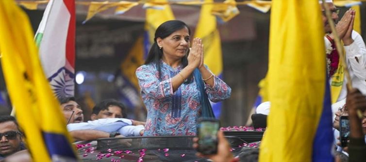 दिल्ली हाईकोर्ट ने केजरीवाल की पत्नी को जारी किया नोटिस
