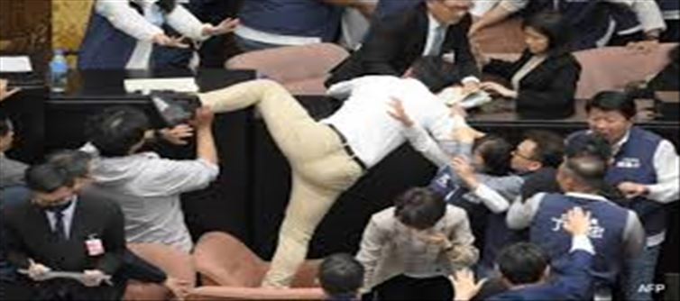 Taiwan MPs kicked and punched each other, creating ruckus