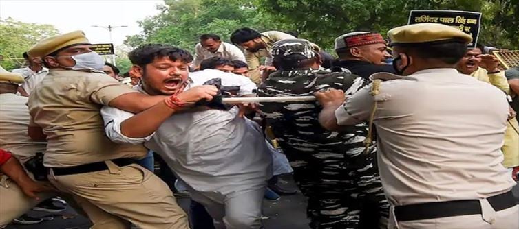 तजिंदर बग्गा की गिरफ्तारी के एक दिन बाद भाजपा कार्यकर्ताओं ने केजरीवाल के आवास के बाहर किया प्रदर्शन
