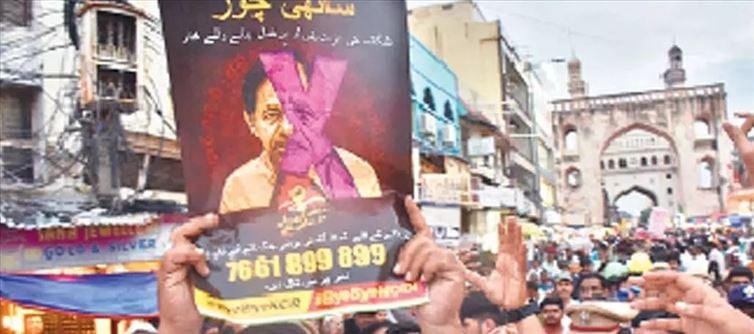 Telangana Police disrupt Congresss ‘Thieves in arms’ KCR poster