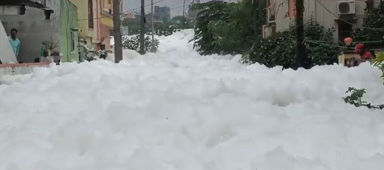Telangana SHOCKING - Pollution wastage from pharma companies released in Lakes and results in...