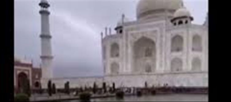 Was there a hole in the Taj Mahal due to water leakage?