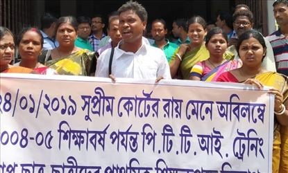 ওয়েস্ট বেঙ্গল প্রাইমারি ট্রেন্ড টিচার্স এসোসিয়েশন (ডব্লিউবিপিটিটিএ)। এই সংগঠনের পক্ষ থেকে ‘দিদিকে বলো, দিদির বাড়ি চলো’ কর্মসূচির ডাক দেওয়া হয়েছিল আজ । মমতা বন্দ্যোপাধ্যায়ের বাড়ি পৌঁছনোর আগেই গ্রেফতার করা হয় সংগঠনের ১২ জন সদস্যকে।
