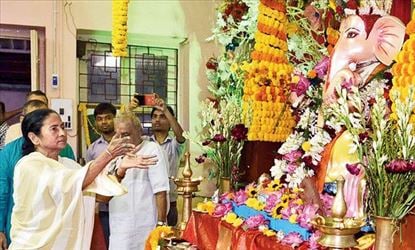 মমতা বন্দ্যোপাধ্যায় আজ গণপতির আরাধনা