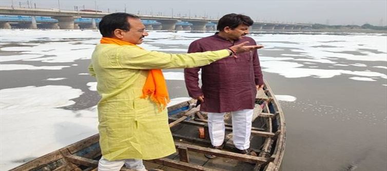मनोज तिवारी, वीरेंद्र सचदेवा ने यमुना घाट का दौरा किया