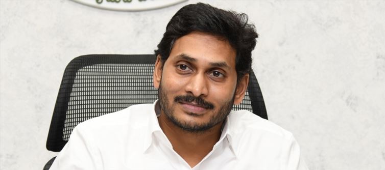 జగన్ సర్కార్ నిర్ణయం.. విద్యార్థుల ప్రాణాలకు ప్రమాదమేమో..?