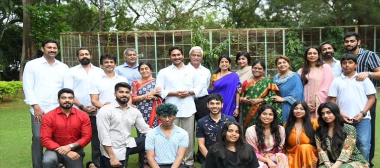 ఏపీ: కొడుకుతో ఆప్యాయంగా విజయమ్మ..జగన్ కలిసిపోయారా..?