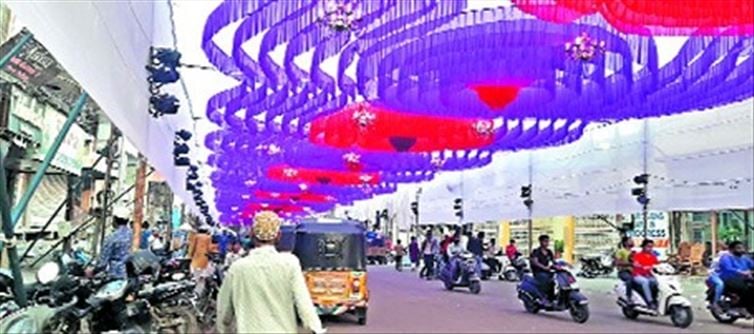 పండుగకు ముస్తాబైన.. పాతబస్తీ.. !